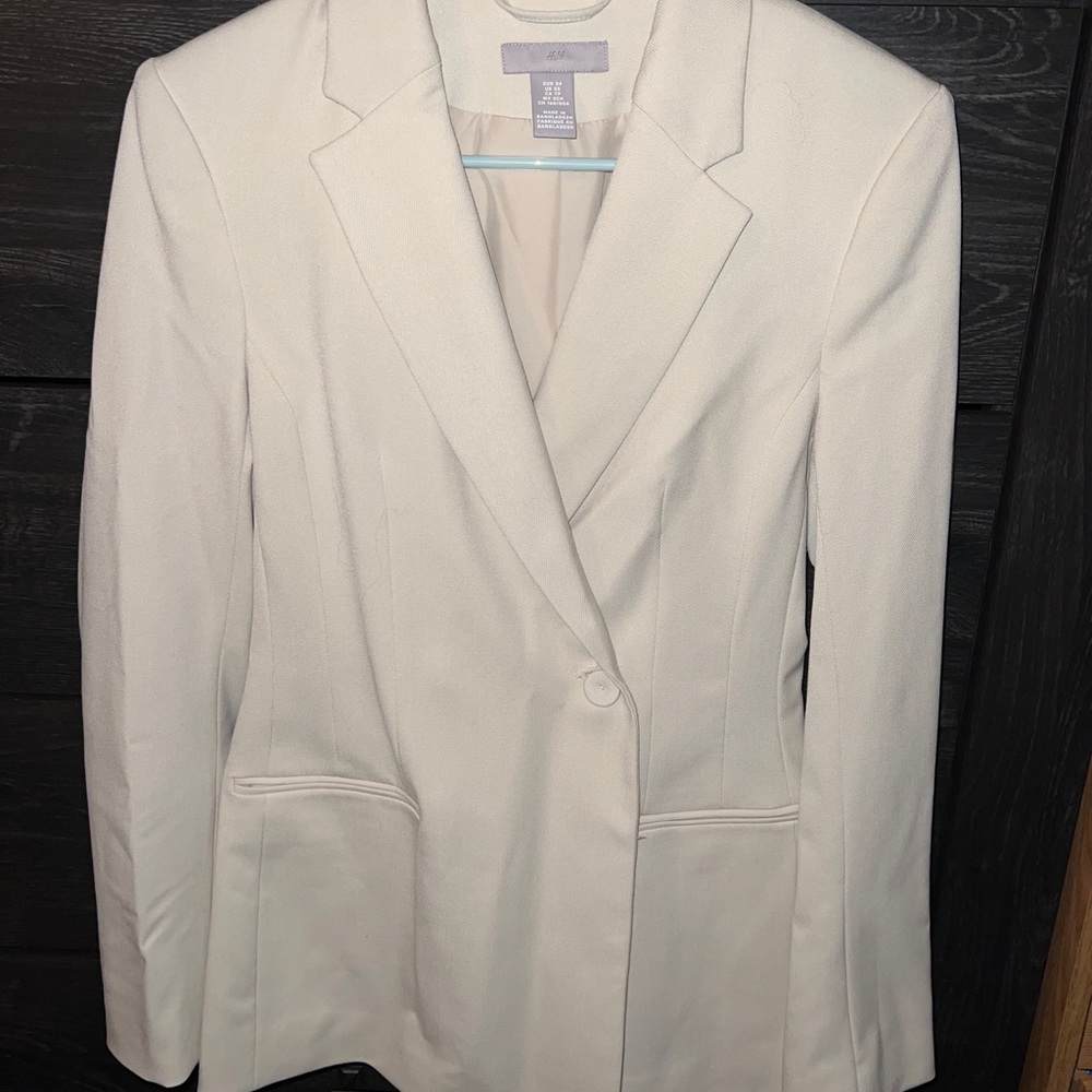 H&M beige business blazer. Only worn once, great condition!